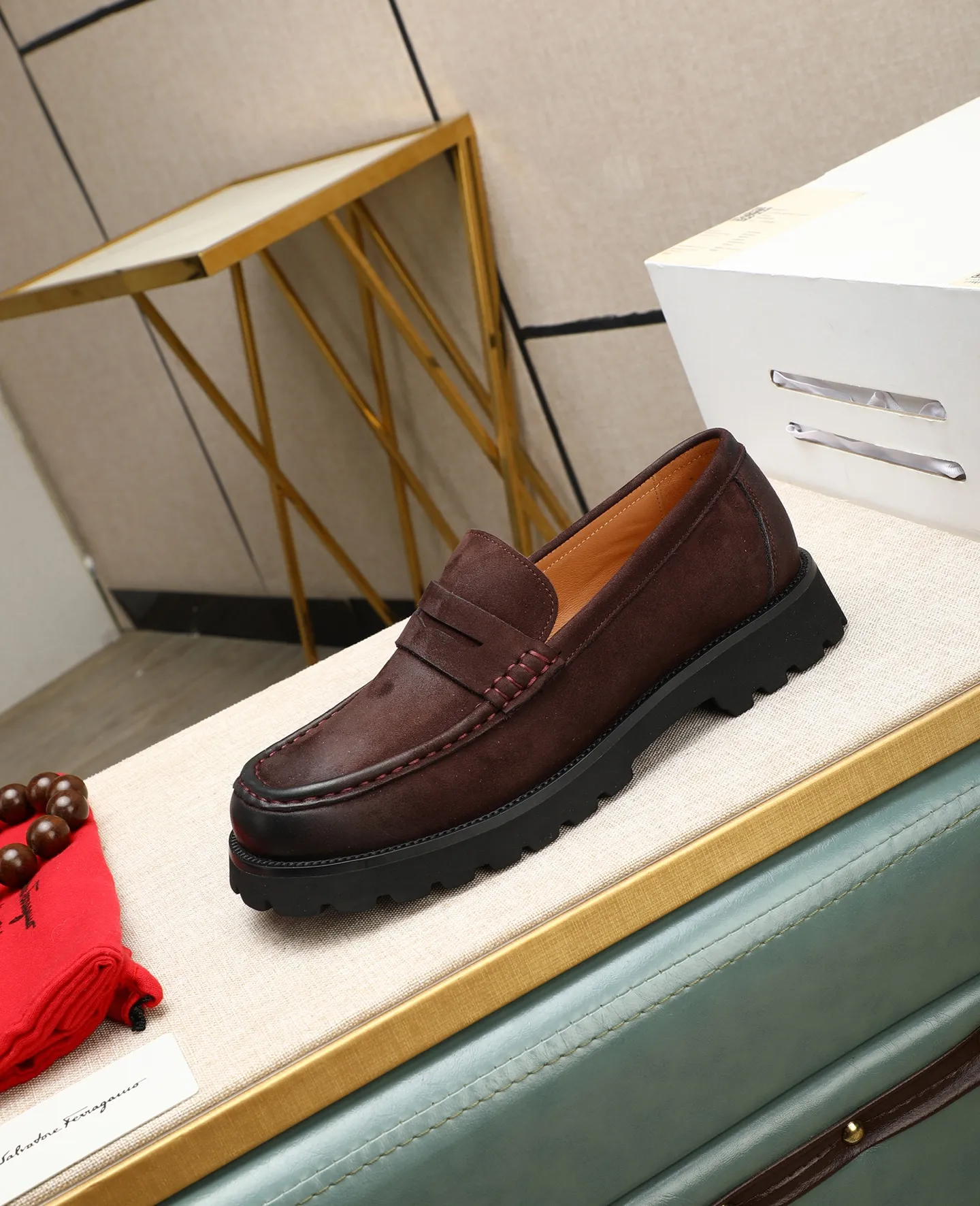 Men's shoes 💰520 📛📛(water-dyed cow lining) Salvatore Ferragamo high-end (Salvatore Ferragamo) is the world's top luxury footwear brand. It comes from the fashion kingdom of Italy. It is famous all over the world for its traditional handmade design and novel styles... 🚶🏻🚶🏻New suit shoes are on sale simultaneously at the counter. This model is purely handmade. The fabric is imported Italian calfskin➕soft water-dyed cowhide lining. Original authentic outsole🌀🌀Size: 38➖44.